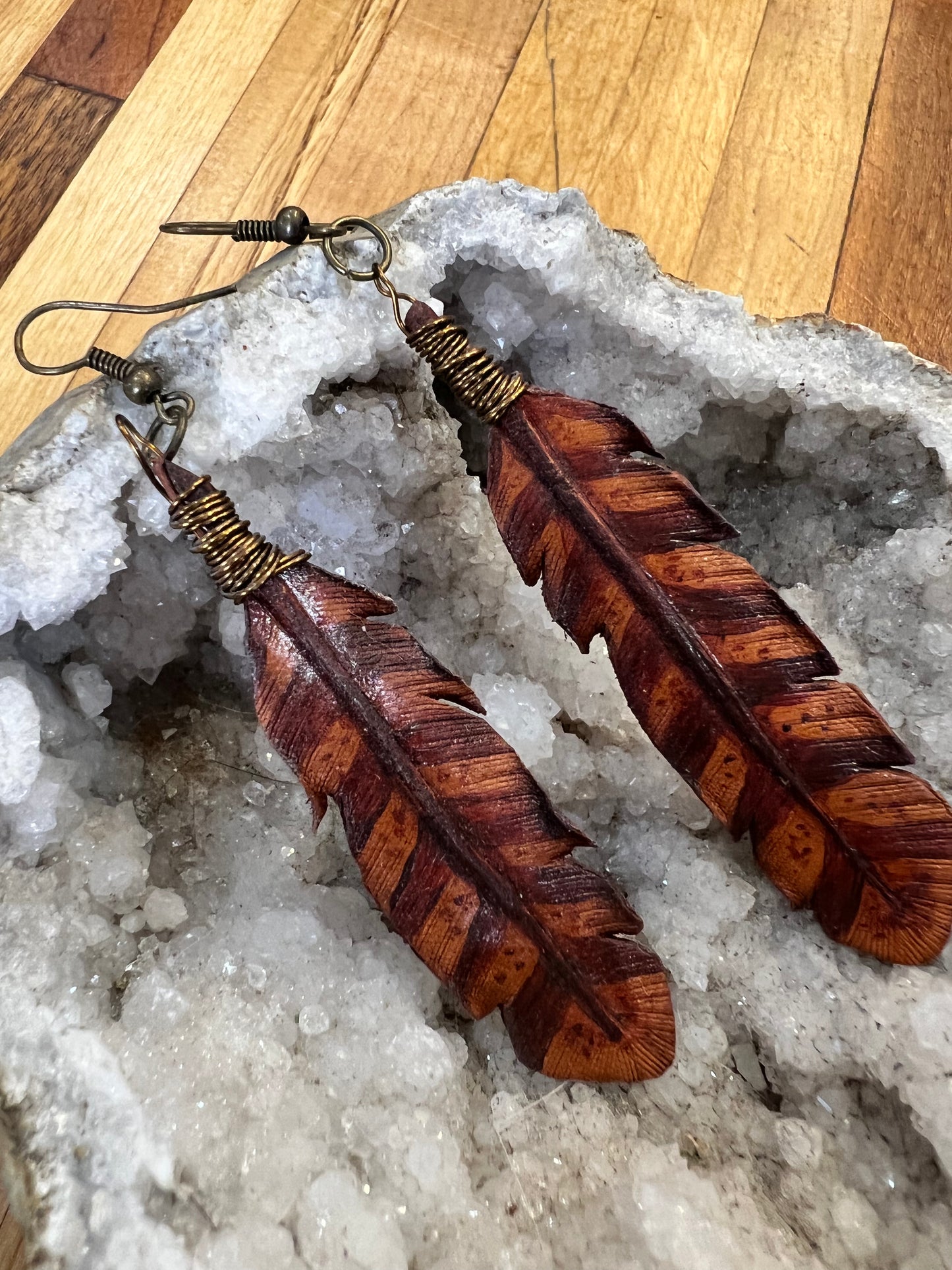 Boucles d'oreilles plumes en cuir faites à la main - Red Hawk