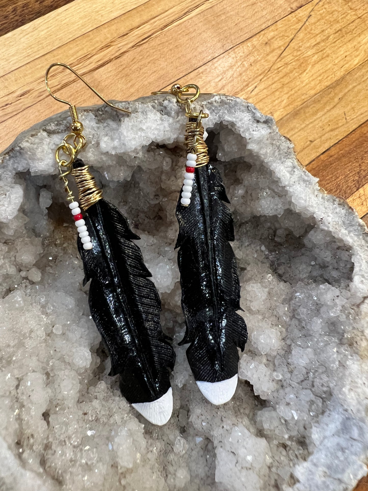 Boucles d'Oreilles Plumes en Cuir Artisanales - Noir et Blanc