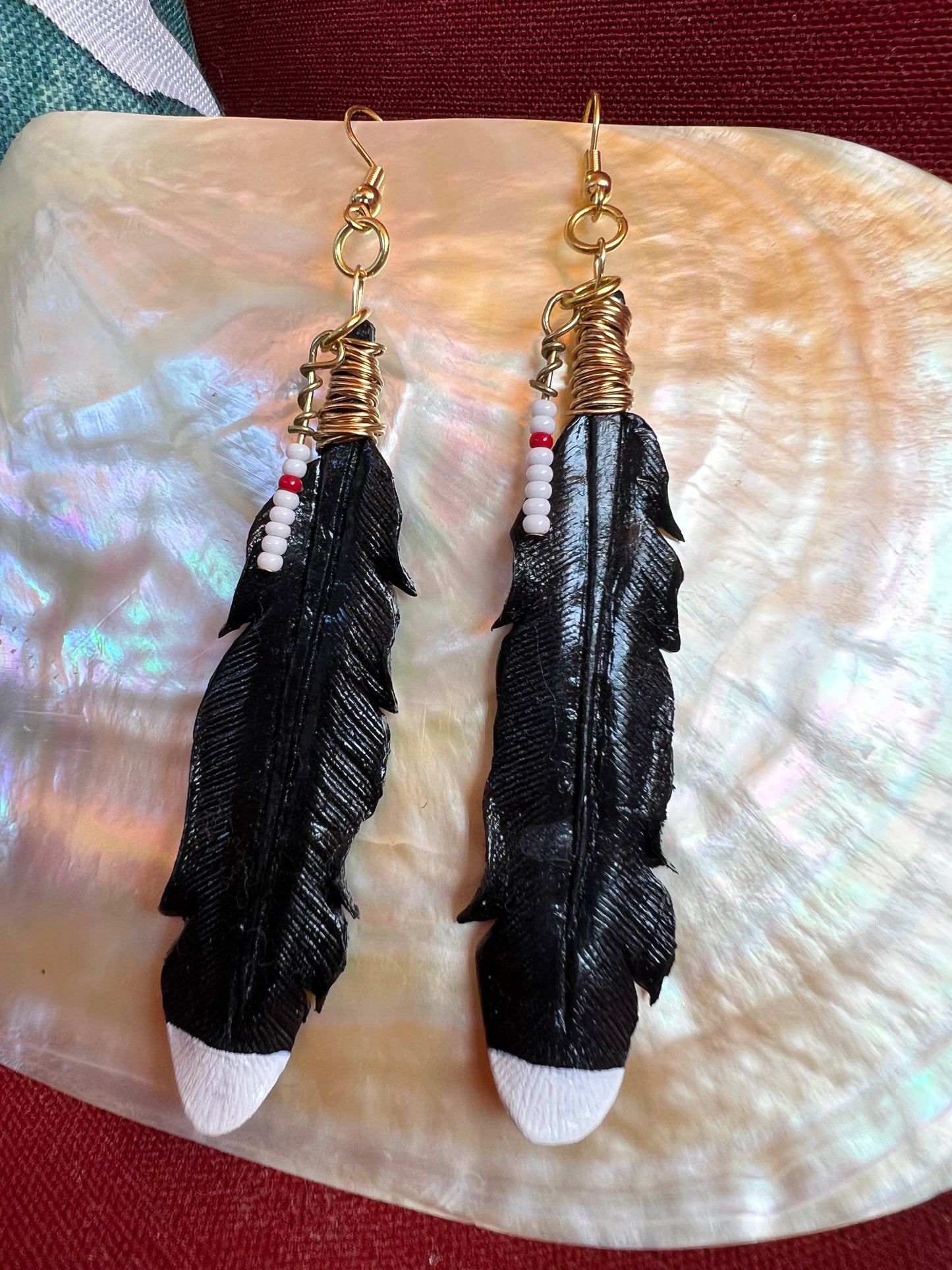 Boucles d'Oreilles Plumes en Cuir Artisanales - Noir et Blanc