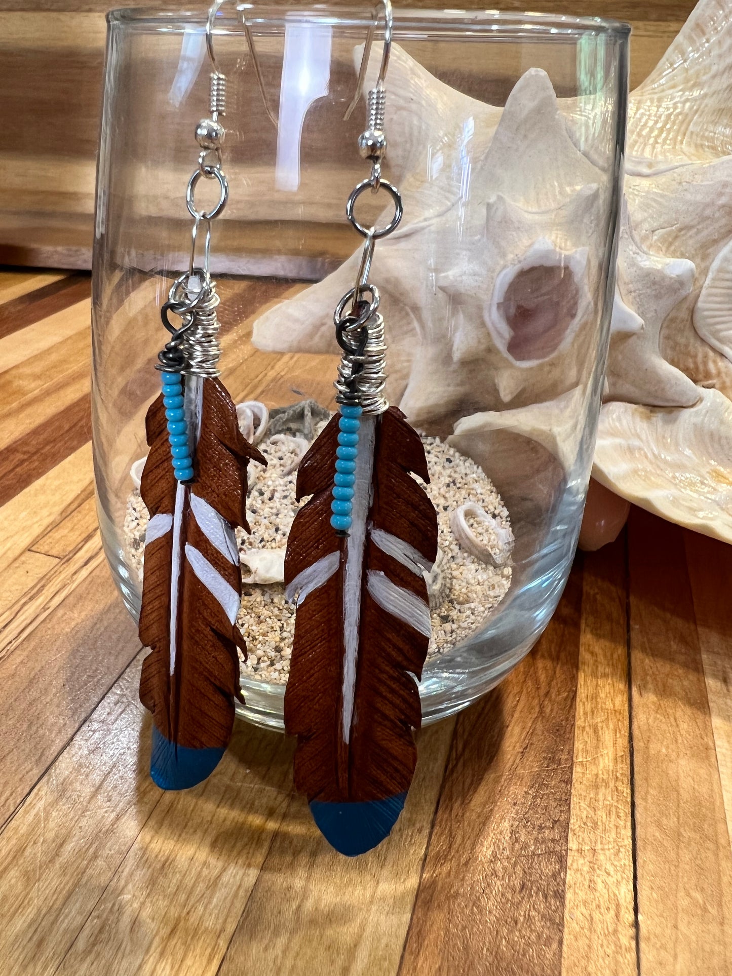 Boucles d'oreilles en plumes de cuir fabriquées à la main - Guerrier peint