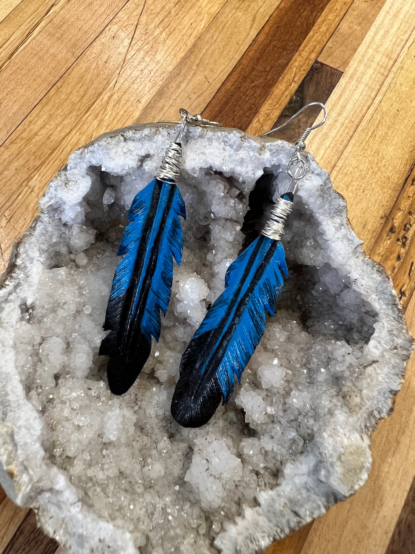 Boucles d'Oreilles Plumes en Cuir Artisanales - Noir et Bleu