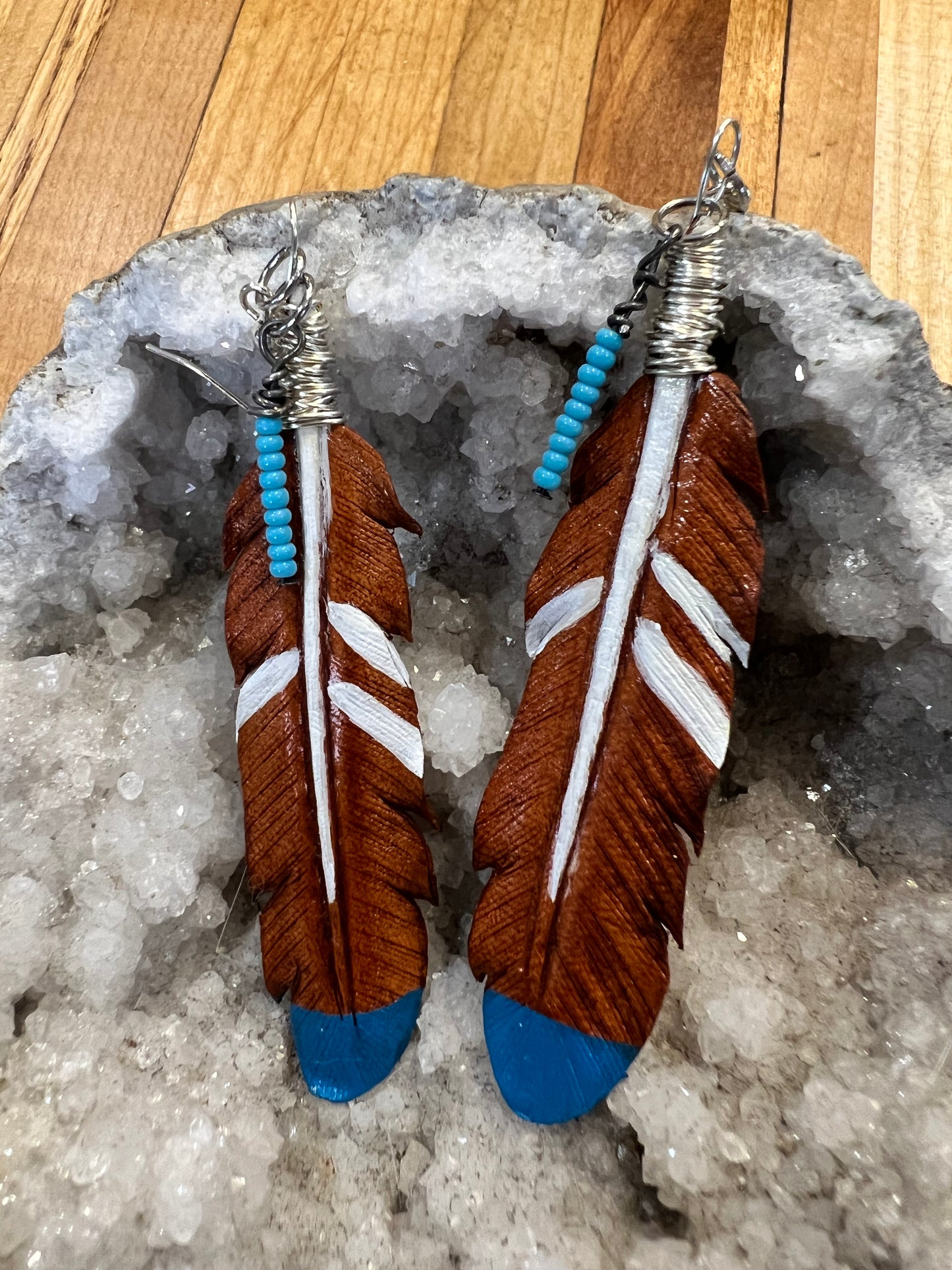 Boucles d'oreilles en plumes de cuir fabriquées à la main - Guerrier peint