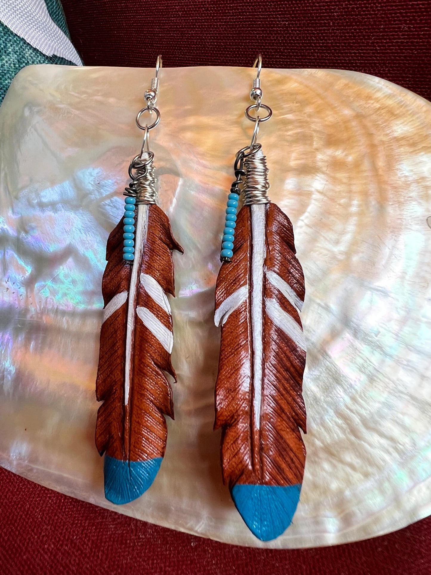 Boucles d'oreilles en plumes de cuir fabriquées à la main - Guerrier peint