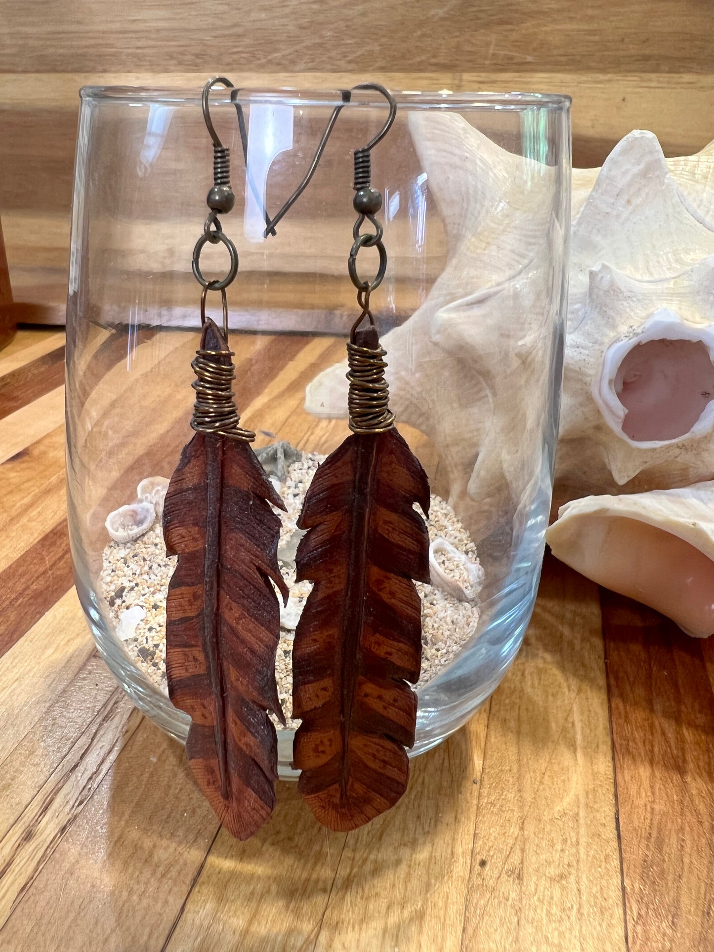Boucles d'oreilles plumes en cuir faites à la main - Red Hawk