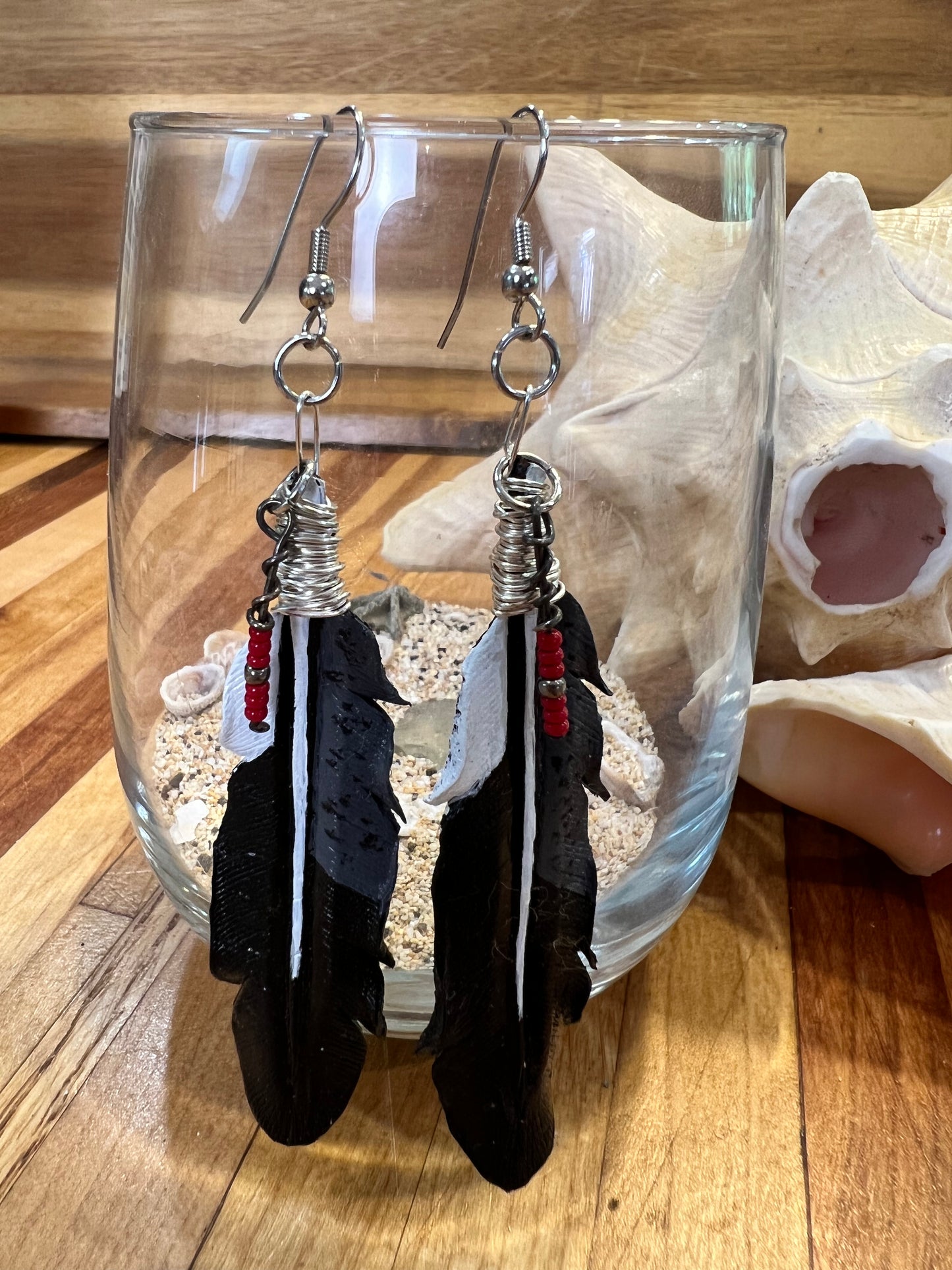 Boucles d'oreilles plumes en cuir faites à la main - Grey Pony