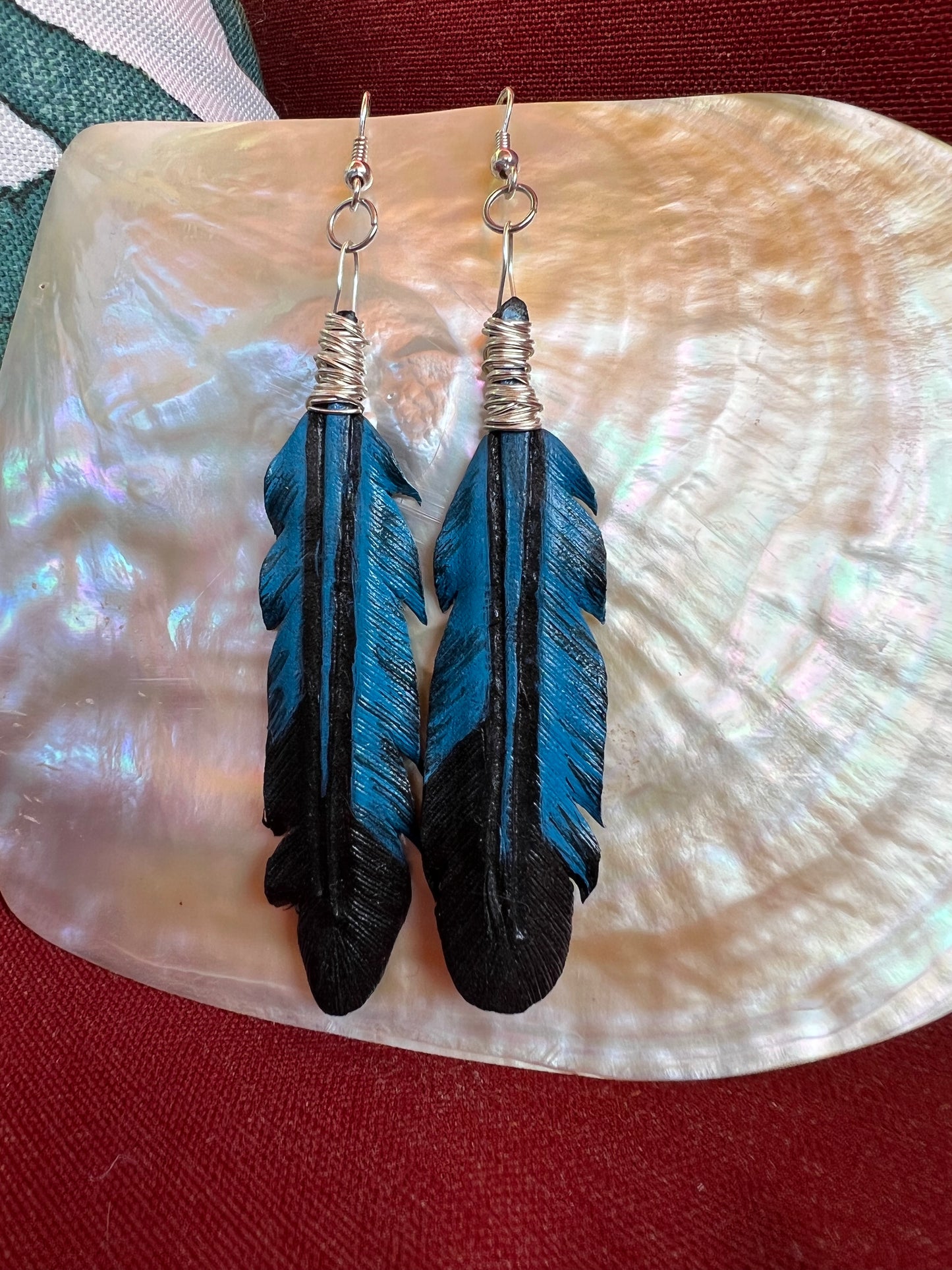 Boucles d'Oreilles Plumes en Cuir Artisanales - Noir et Bleu