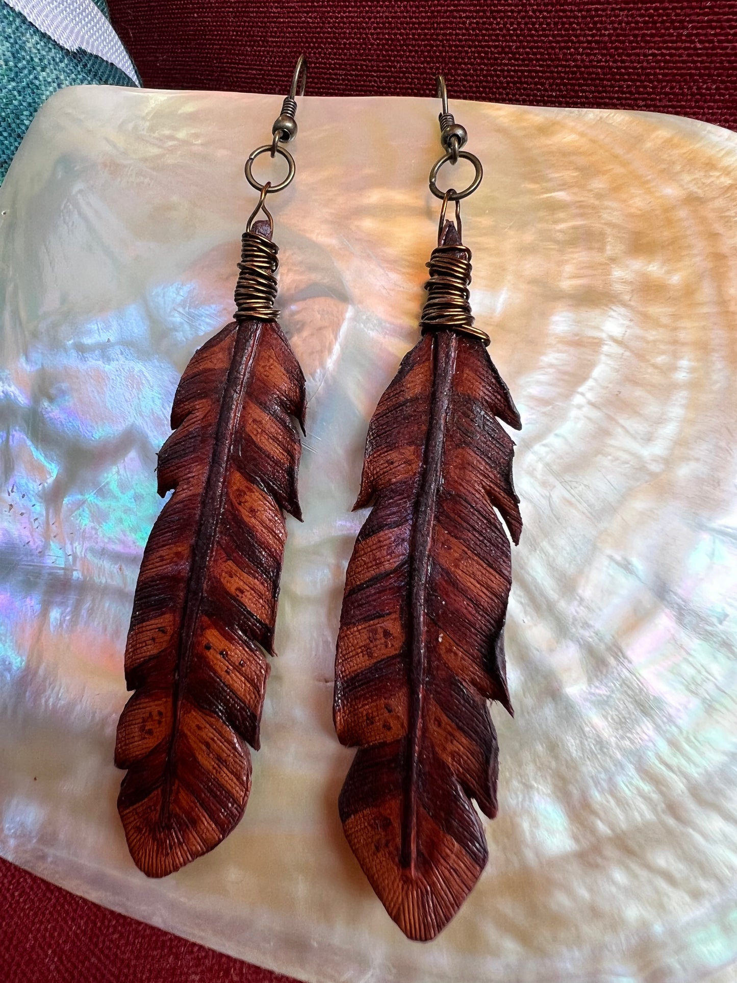 Boucles d'oreilles plumes en cuir faites à la main - Red Hawk