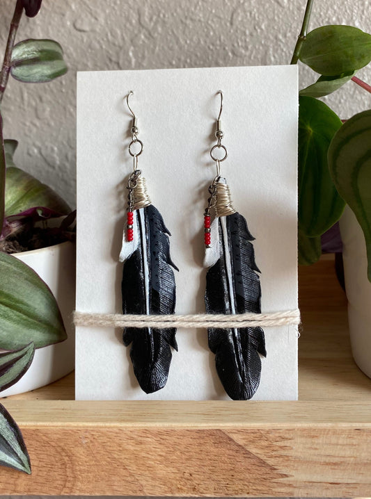 Boucles d'oreilles plumes en cuir faites à la main - Grey Pony