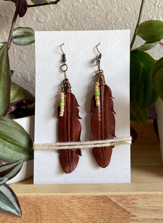 Boucles d'Oreilles Plumes en Cuir Artisanales - Yeux Verts