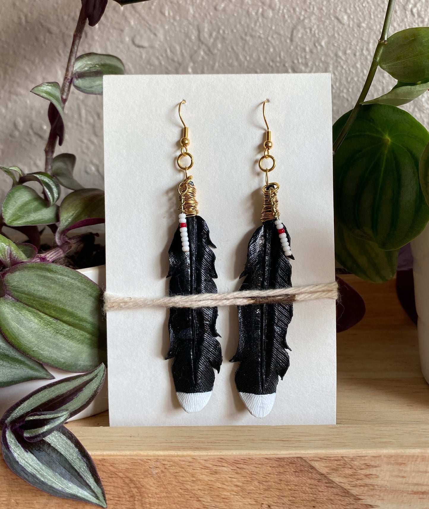 Boucles d'Oreilles Plumes en Cuir Artisanales - Noir et Blanc