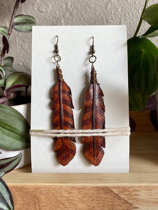 Boucles d'oreilles plumes en cuir faites à la main - Red Hawk