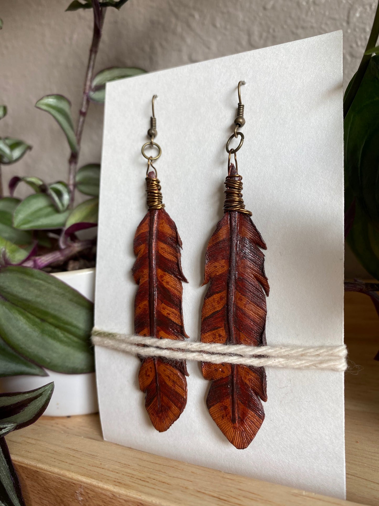 Boucles d'oreilles plumes en cuir faites à la main - Red Hawk